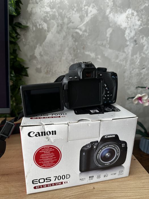 Lustrzanka Canon EOS 700D korpus + obiektyw