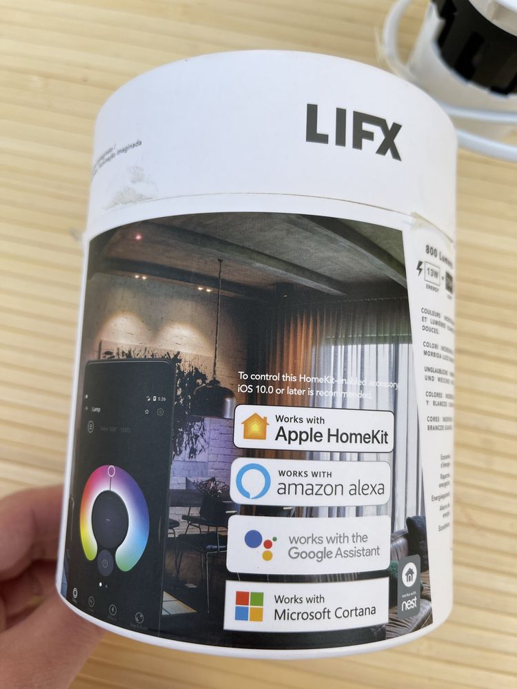 умная лампочка LIFX