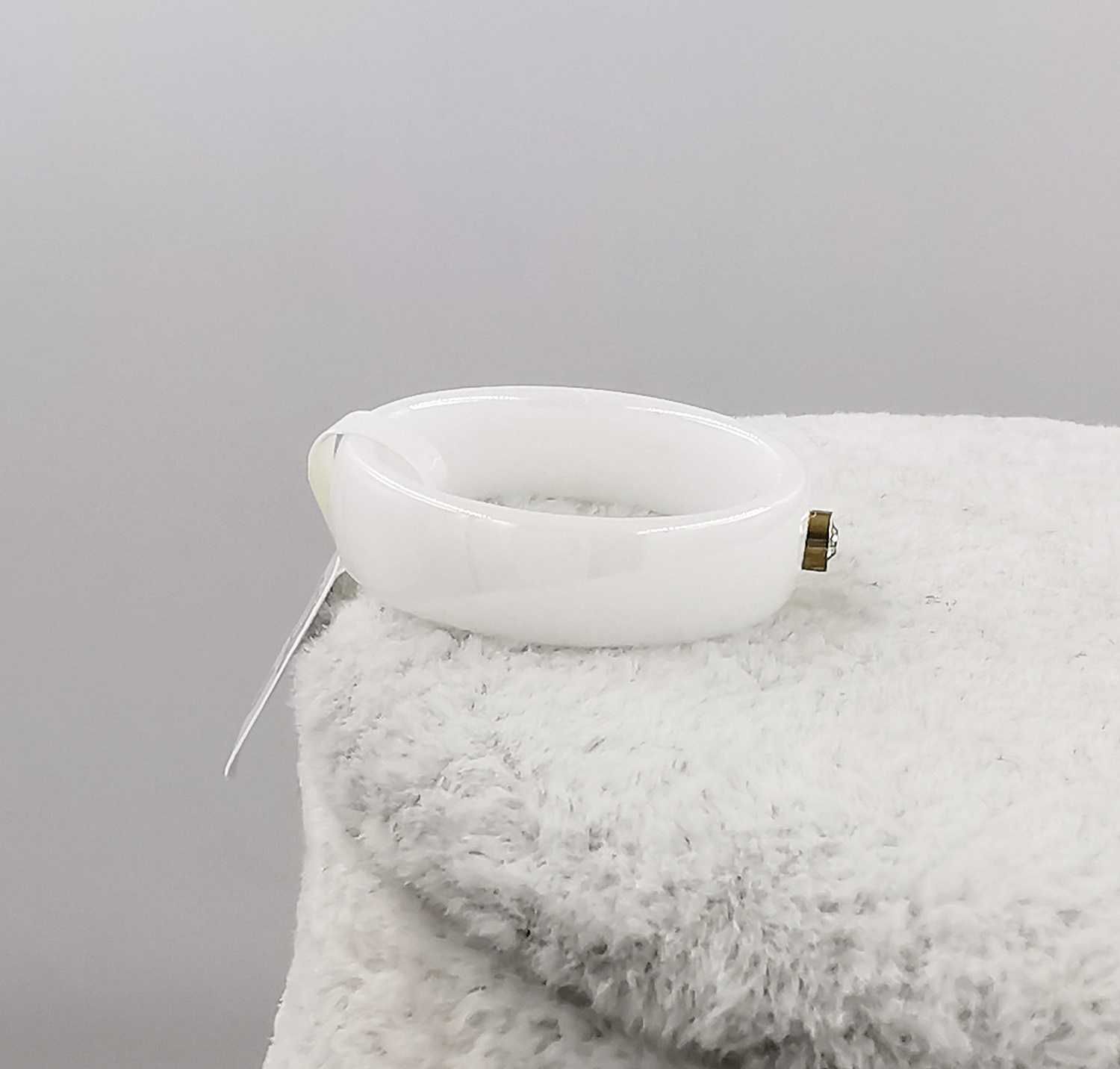 63578 Pierścionek ceramiczny biały z cyrkonią średnica 18 mm