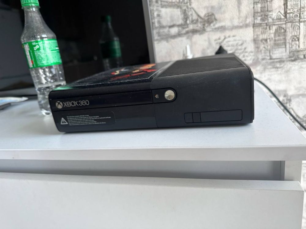 Xbox 360e 256gb + джойстик + 2 диска