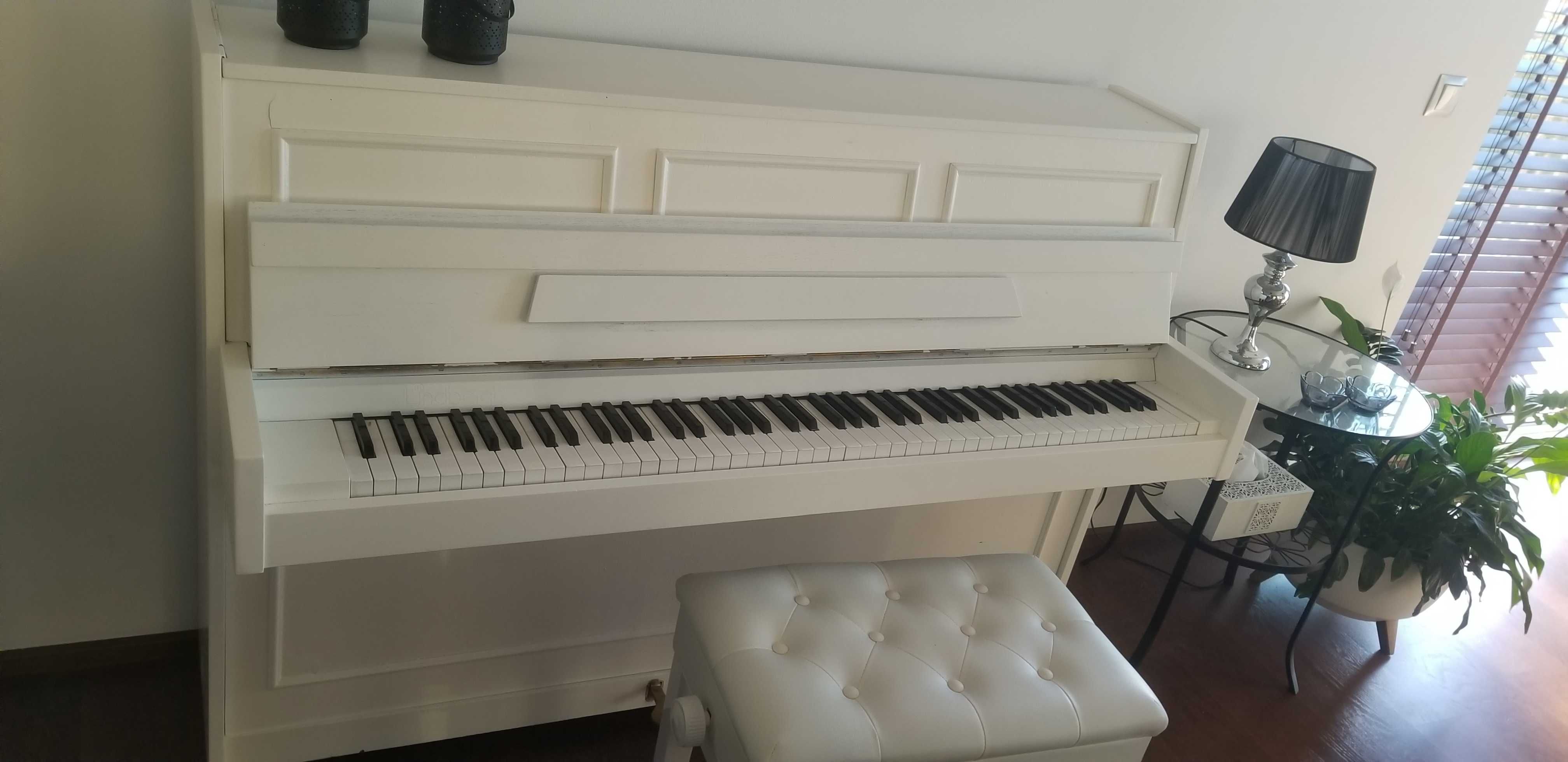 Biale pianino bardzo zadbane