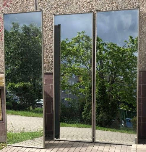 Lustrzane skrzydła drzwi przesuwnych
