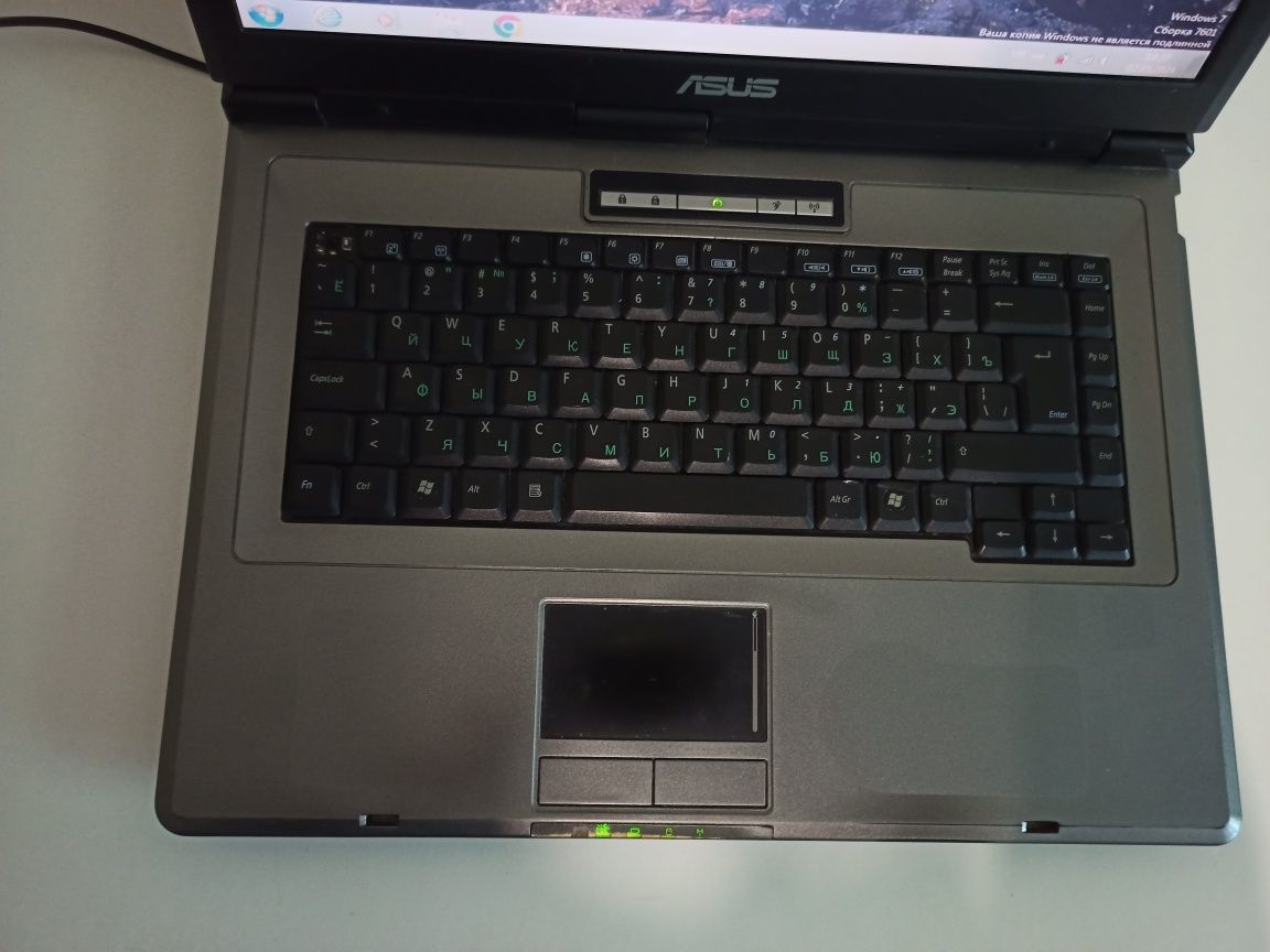 Старенький ноутбук ASUS