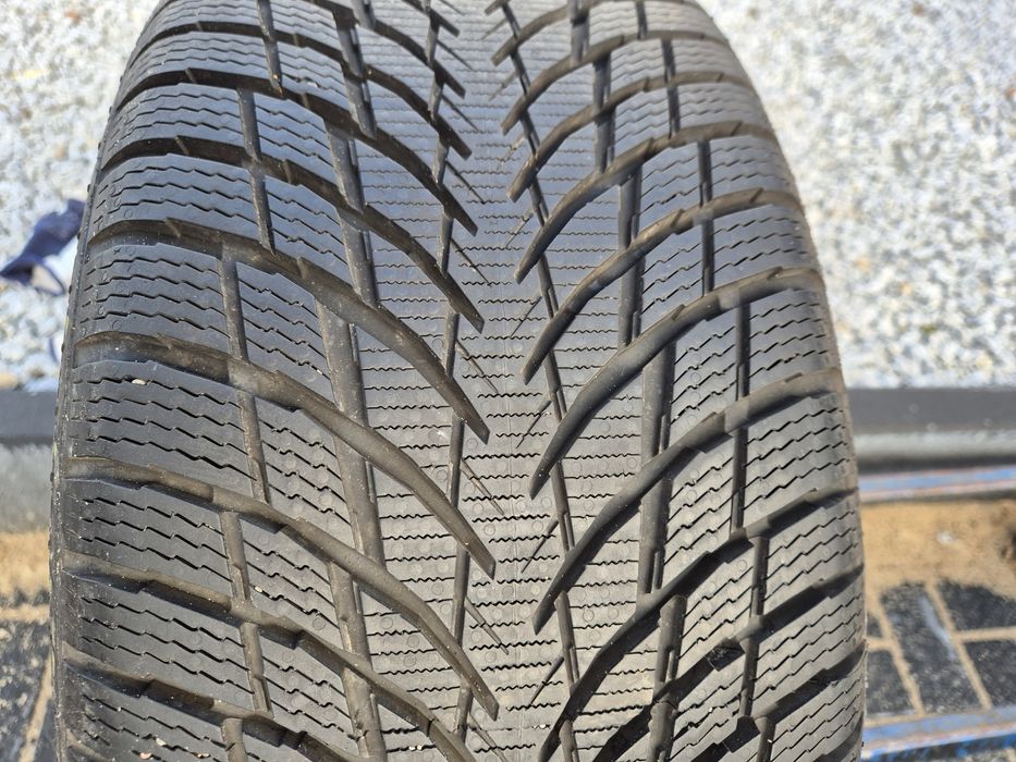 Nokian WR Snowproof P 235/45/18 98V rok 2022 8mm