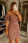 PrettyLittleThing różowa mini sukienka w panterkę z wycięciem – S