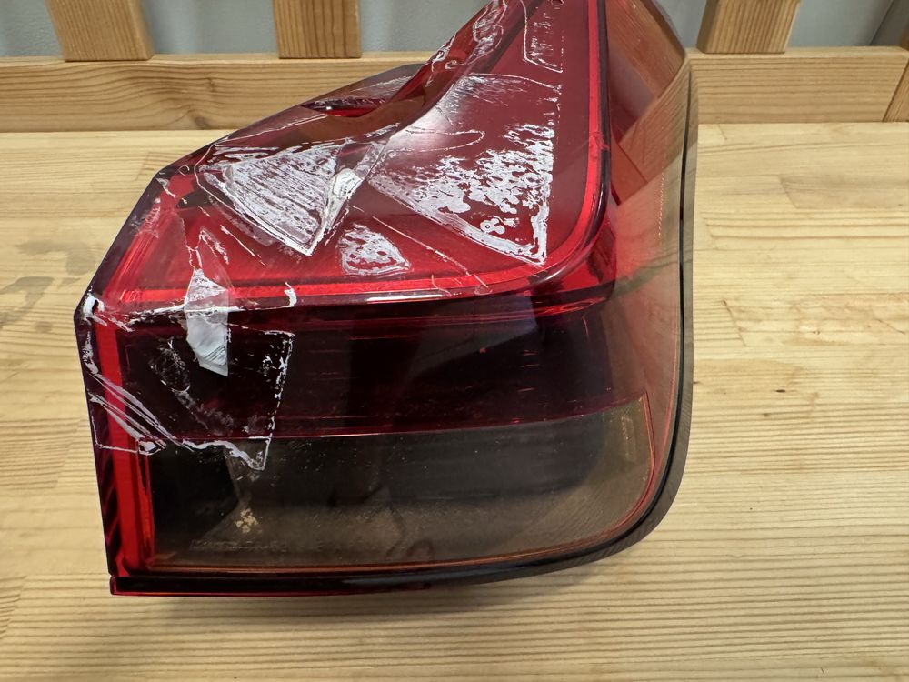 Lampa Lexus UX 2022 prawy tył uszkodzona