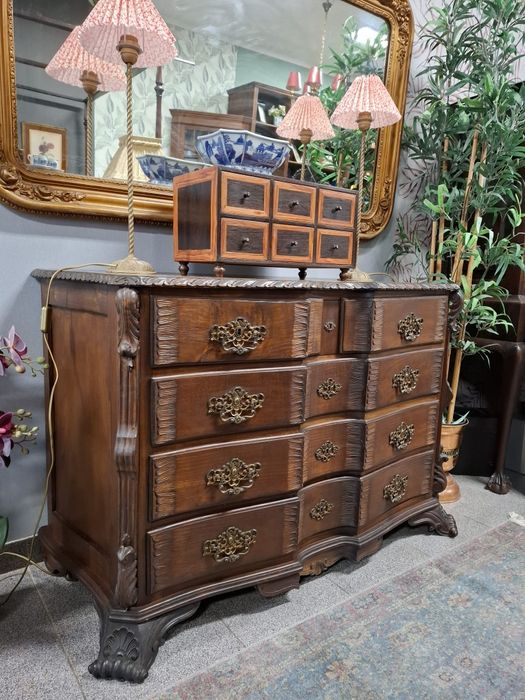 Cómoda em Estilo D. José - Peça Clássica de Elegância Intemporal.