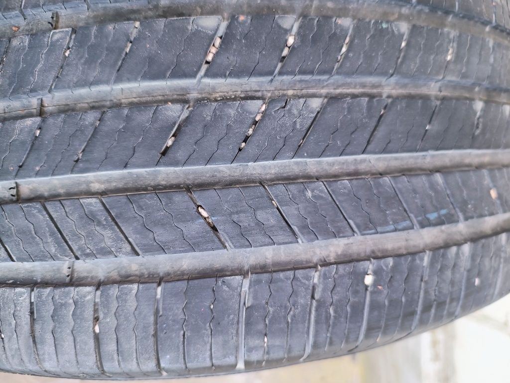 Пара шин  MICHELIN DEFENDER 235 50 17