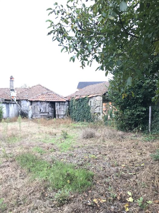 Moradia com terreno - Satão