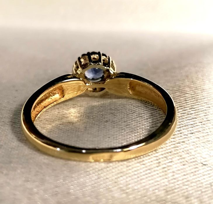 Золотое кольцо с натуральным сапфиром, и бриллиантами