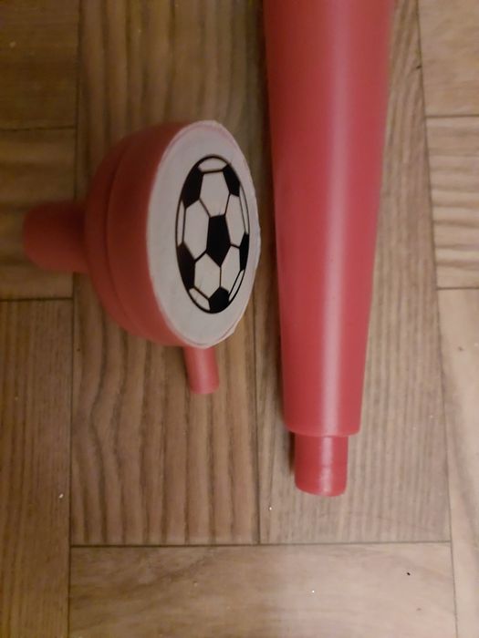 Trąbka kibica bardzo głośna