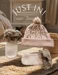Zestaw czapka z pomponem na zimę New Look rękawiczki z futerkiem M&S