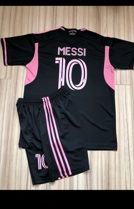 Розпродаж футбольних форм для дітей