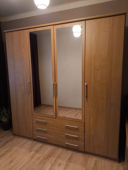 Duża szafa z komodą