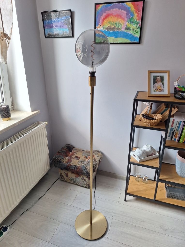 Lampa stojąca w stylu rustykalnym