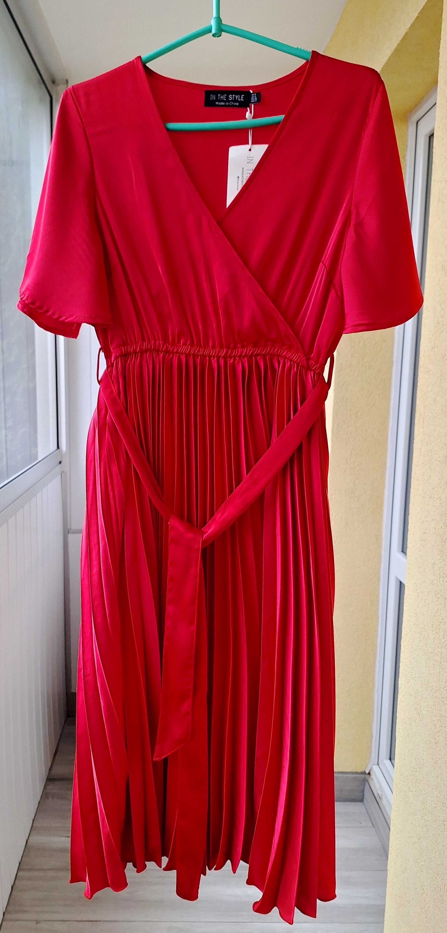 Czerwona satynowa sukienka plisowana In The Style