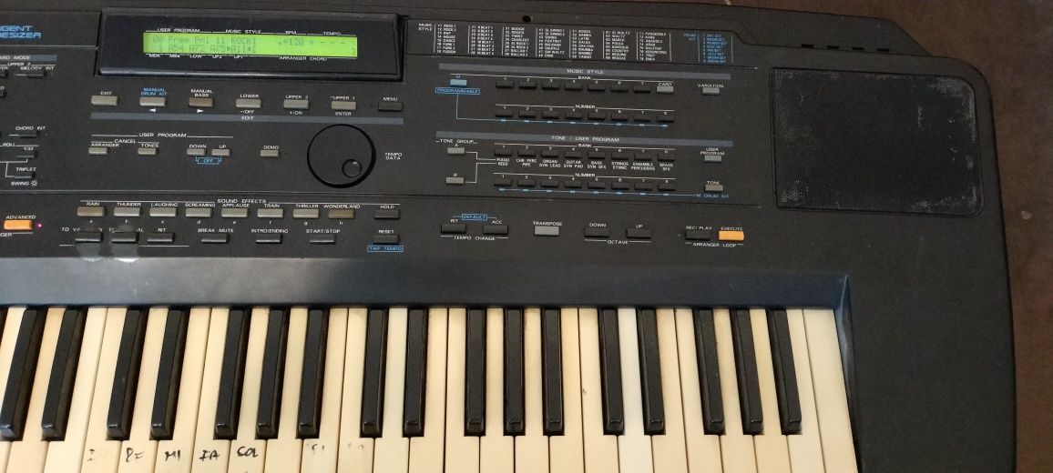Keyboard    Roland  E 70