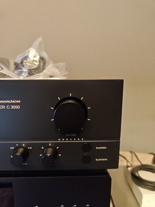 NAD C 3050 wzmacniacz zintegrowany wskaźniki VU