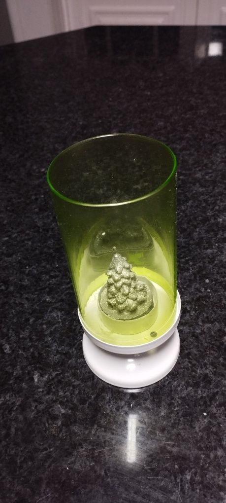 Castiçal para velas . Adaptável a vários tipos de velas pequeninas
