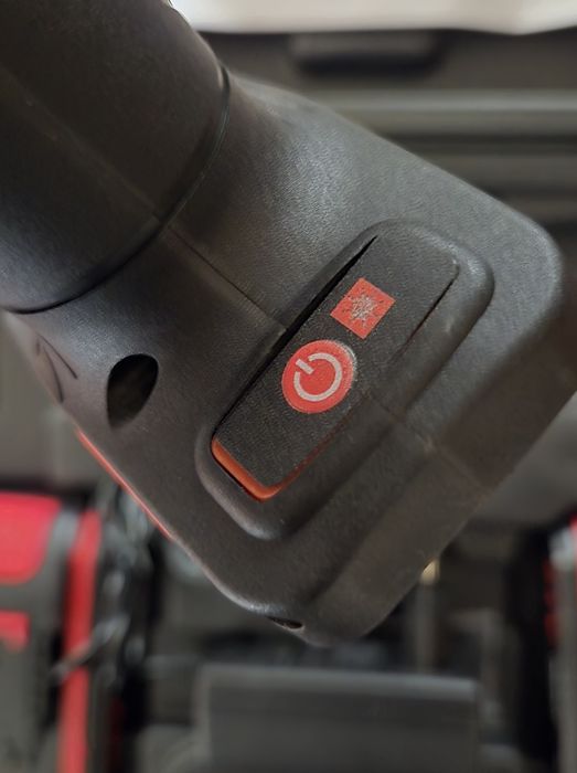 Tesoura de Poda Eléctrica Nova com 3x Baterias, 2 x de 21V e 1 x 48V.