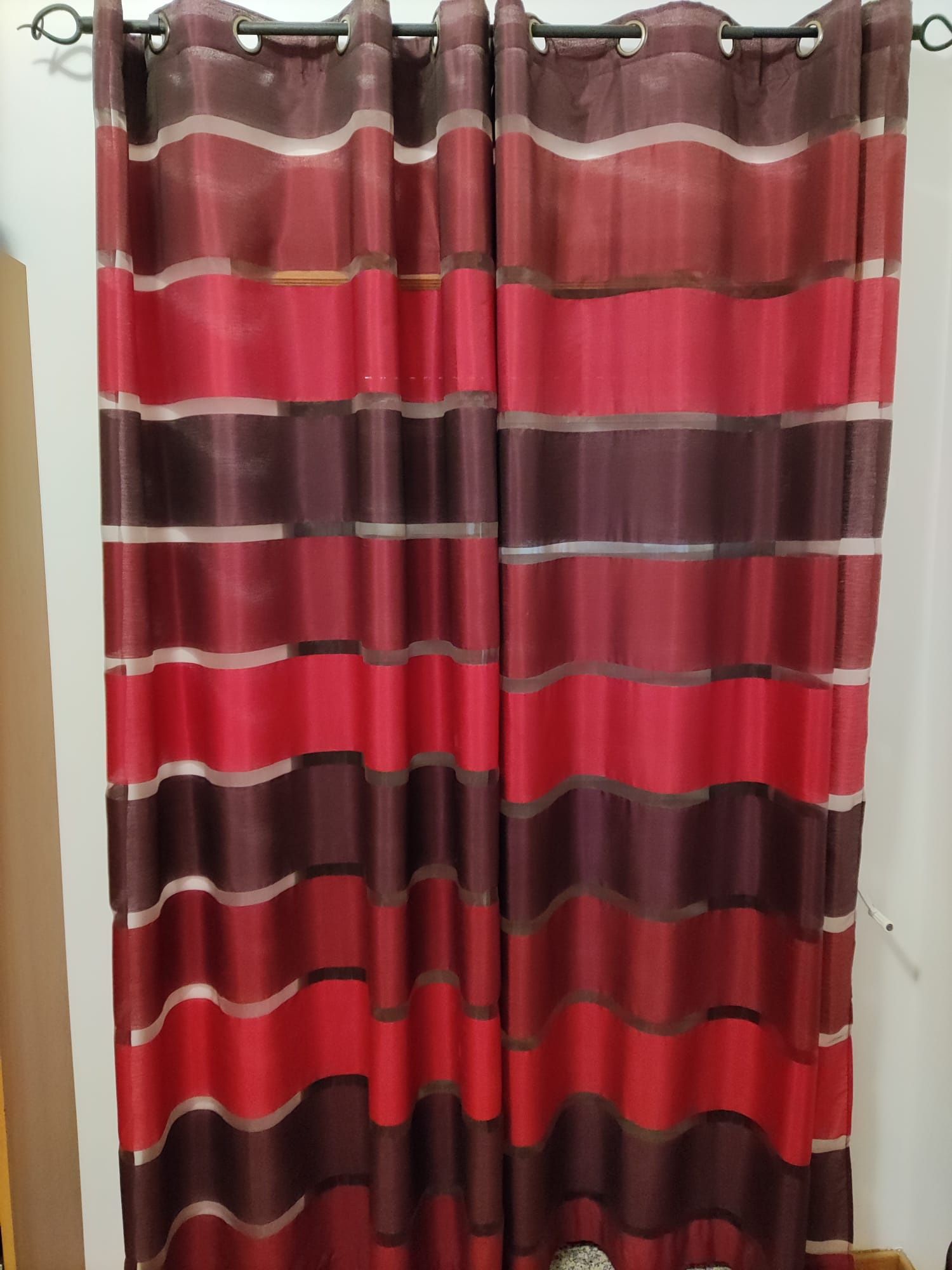 2 Cortinados vermelho e bordeaux