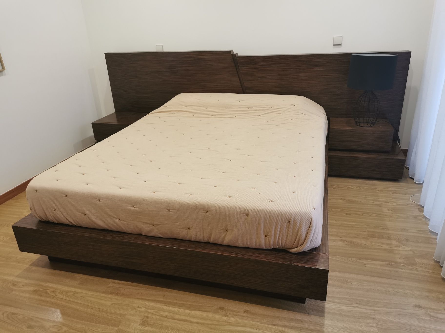 Mobilia de quarto Cama + espelho