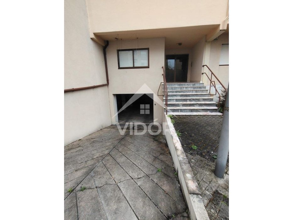 Garagem na Rua Camilo Pessanha nos Montes Burgos