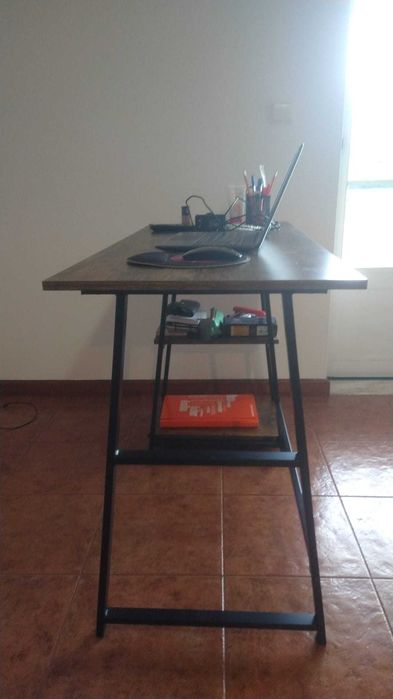 Secretária como nova, pouco usada e em excelente estado