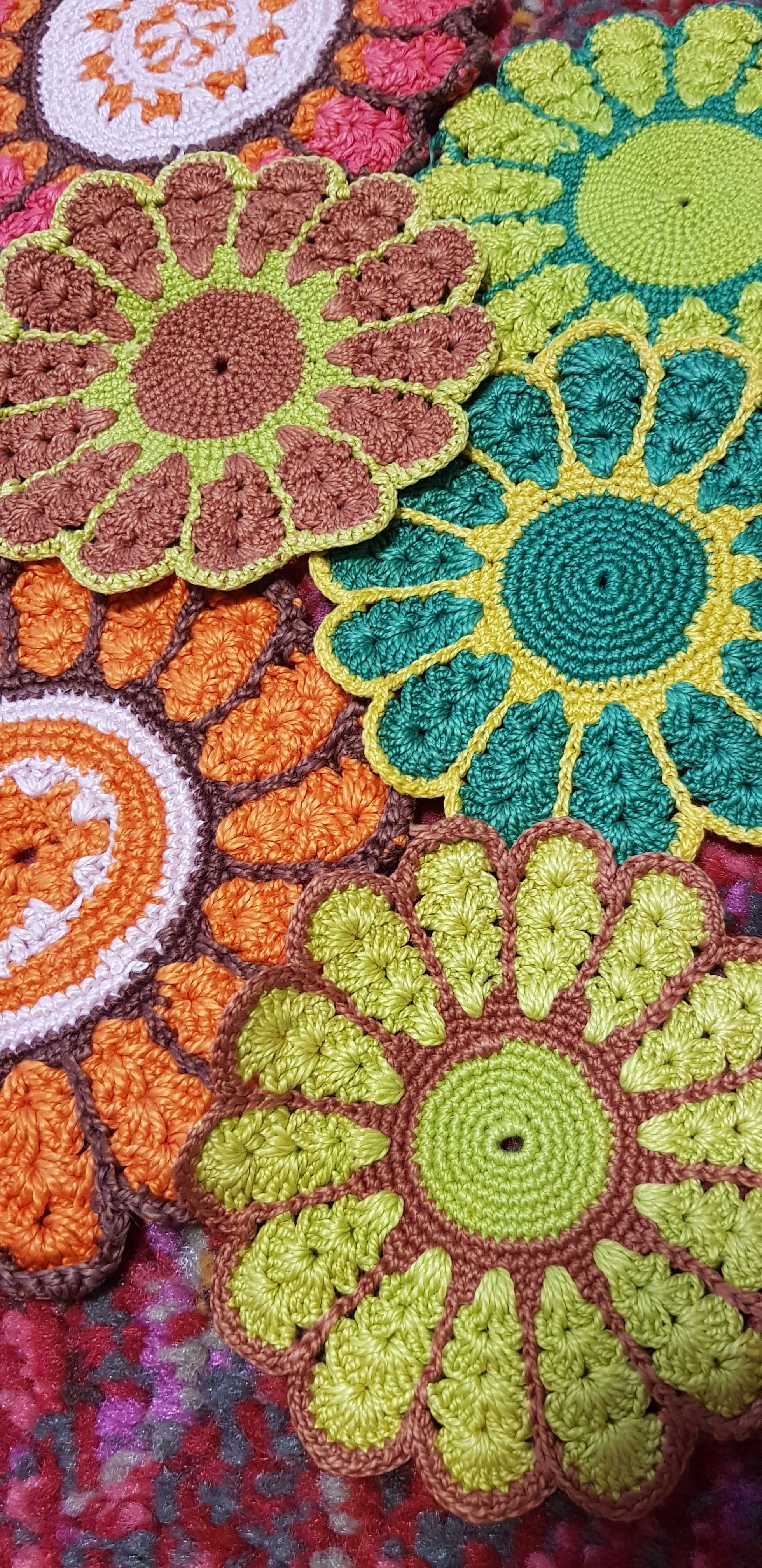 Komplet 6 plecionych szydełkowanych podkładek crochet kwiaty lata 70.