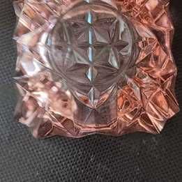Cinzeiro quadrado cor rosa/salmão em vidro grosso trabalhado *