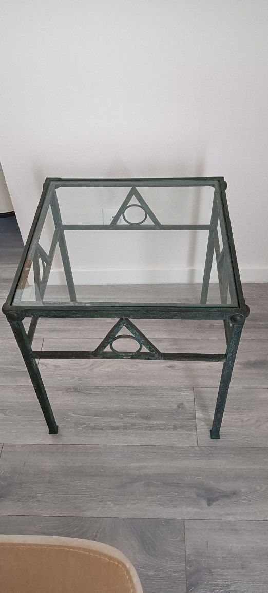 Mesa de apoio com estrutura de metal e tampo de vidro