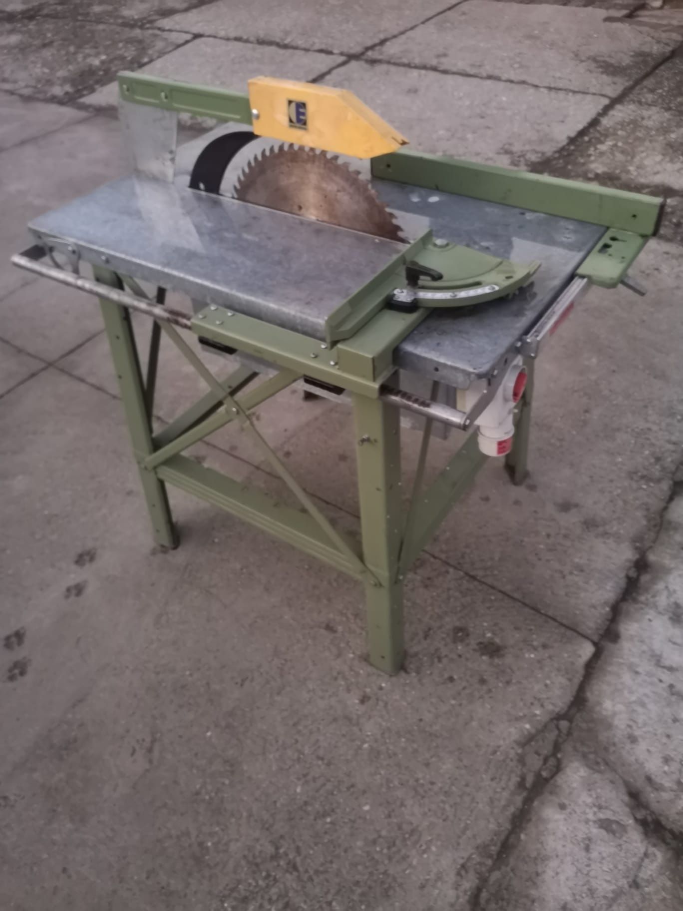 Piła stołowa do cięcia drewna krajzega mechaniczna 3 fazowatarczowa