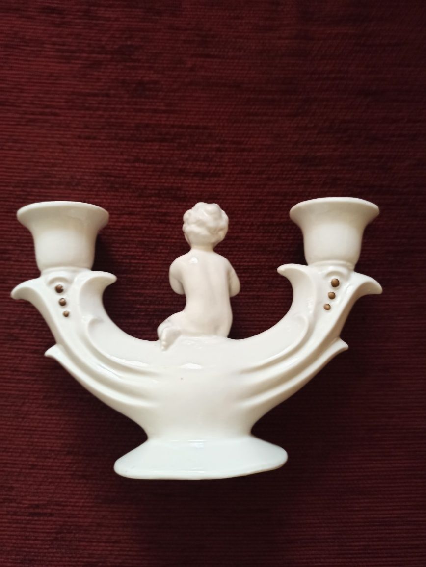 Świecznik figurka chłopiec gra na trąbce porcelana