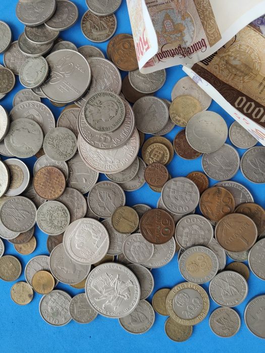 Moedas de escudos e duas notas