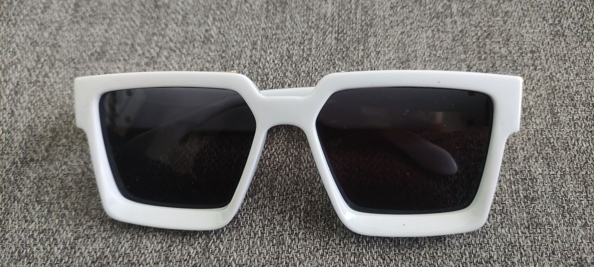 Białe okulary przeciwsłoneczne