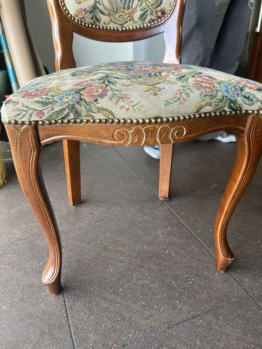 Stół z 4 krzesłamo w stylu ludwikowskim