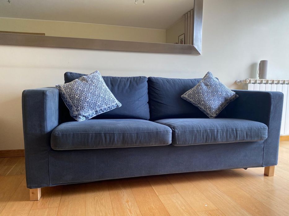 Sofá-cama azul em tecido- prático e confortável
