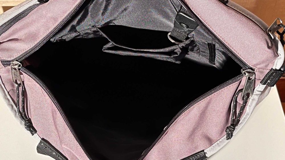 Saco Eastpak a tiracolo para portátil