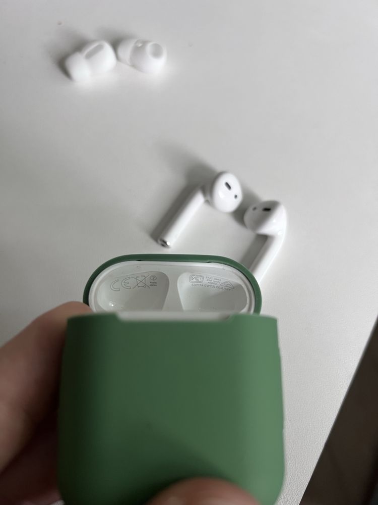 Słuchawki Apple AirPods 2. generacji + etui + nakładki