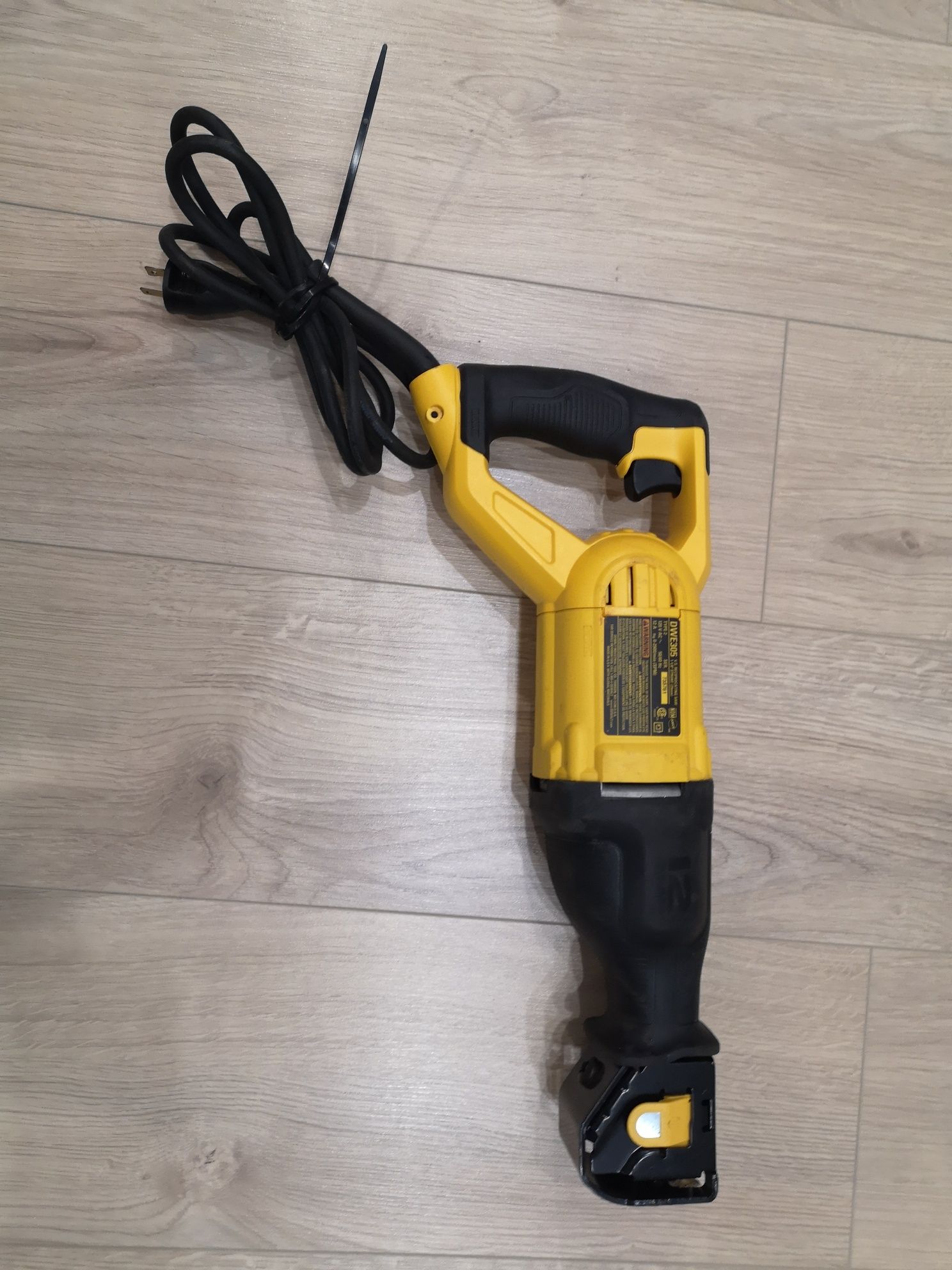 Nowa piła, pilarka szablasta elektryczna DeWalt DWE305 Type2, 12A 120V