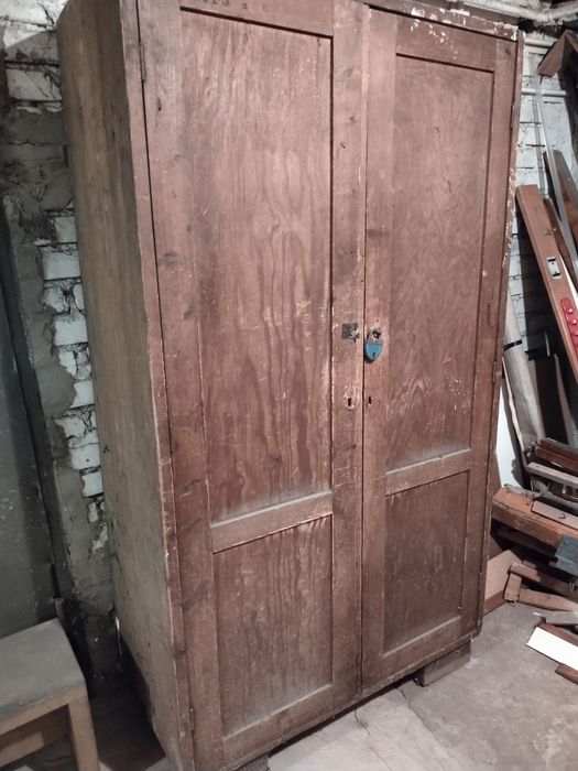 Drewno, szafa drewniana, boazeria modrzew