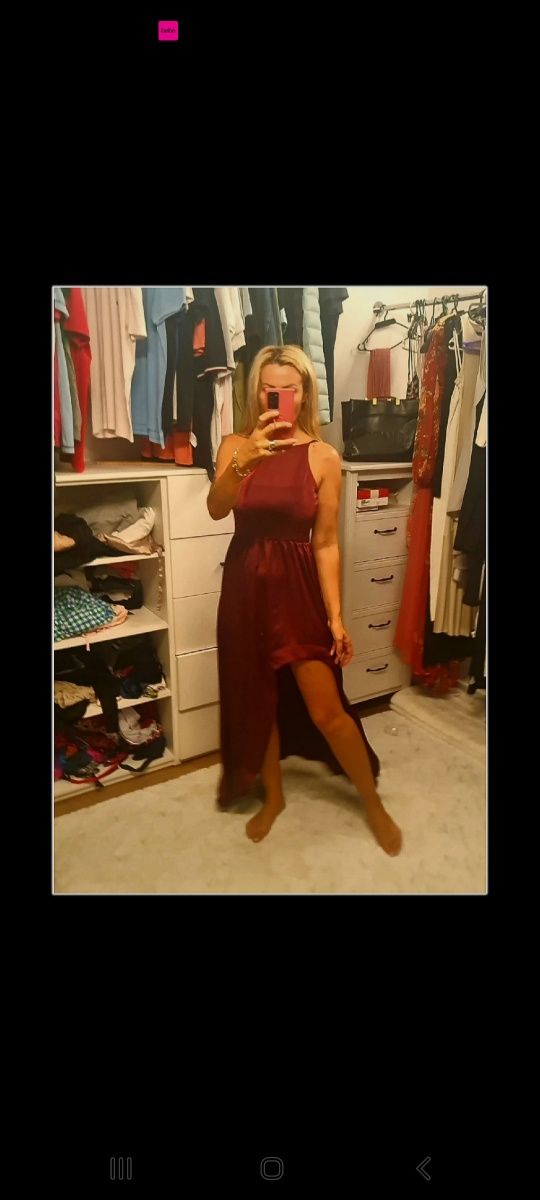 Elegancka sukienka z wycięciem