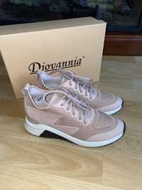 Хорошенькие стильные кроссовки “Djovannia”