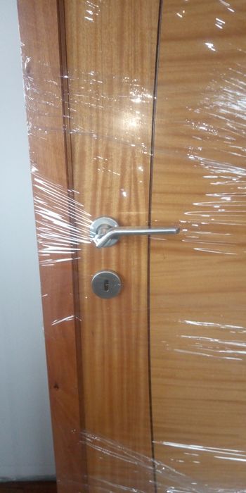 Porta com fechadura magnetica