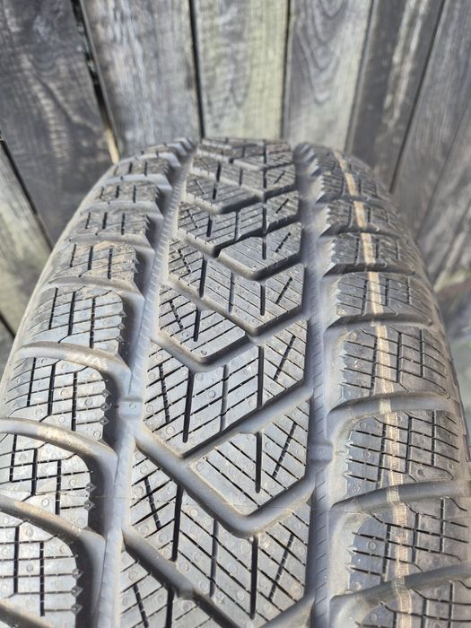 Opony zimowe 2 sztuki  Pirelli  R17.   215x65.  Nowe