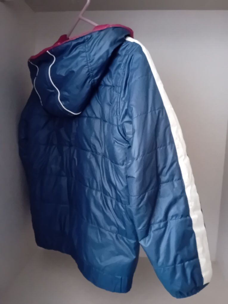 Casaco NKTVK Limted Edition com capus azul e vermelho