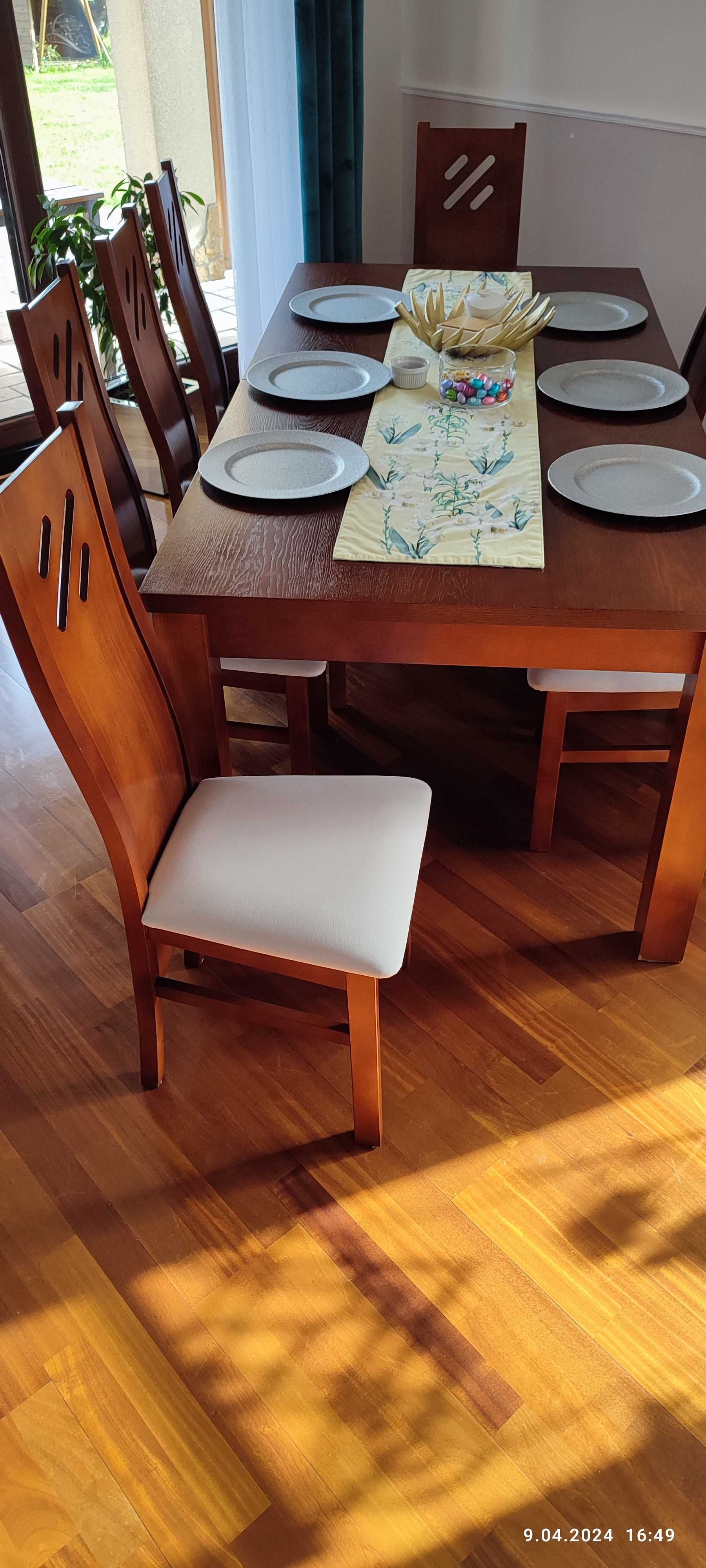 Zestaw do jadalni. Stół z krzesłami.