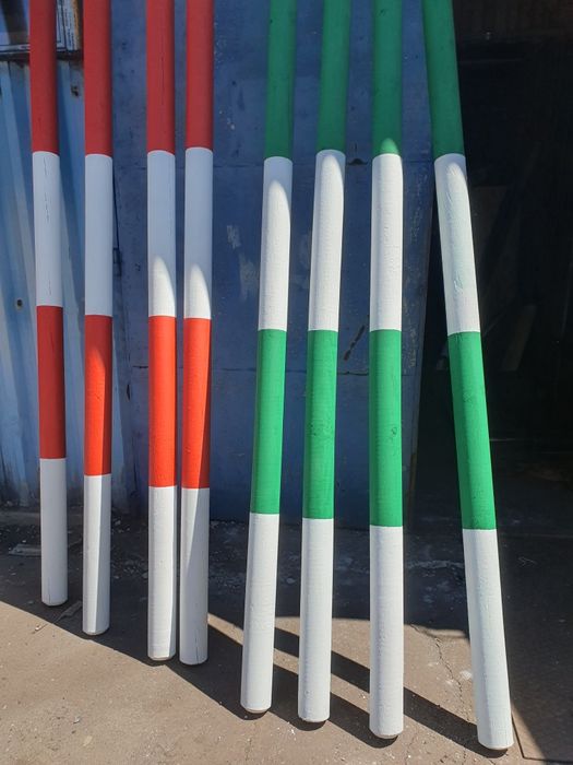 Przeszkoda jeździecka – 2 stojaki z panelem konia, 3 drągi 3m, kłódki