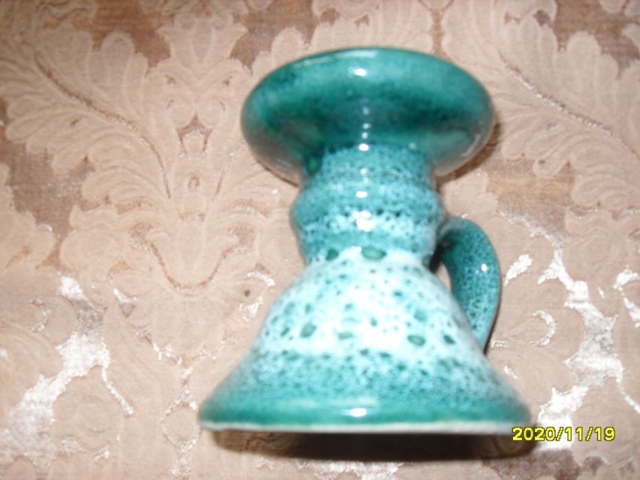 Świecznik z ceramiczny na świecę.
