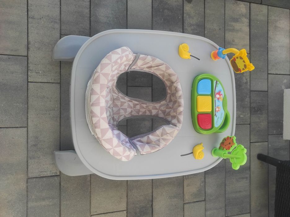 Chodzik dla dziecka z konsolą grającą